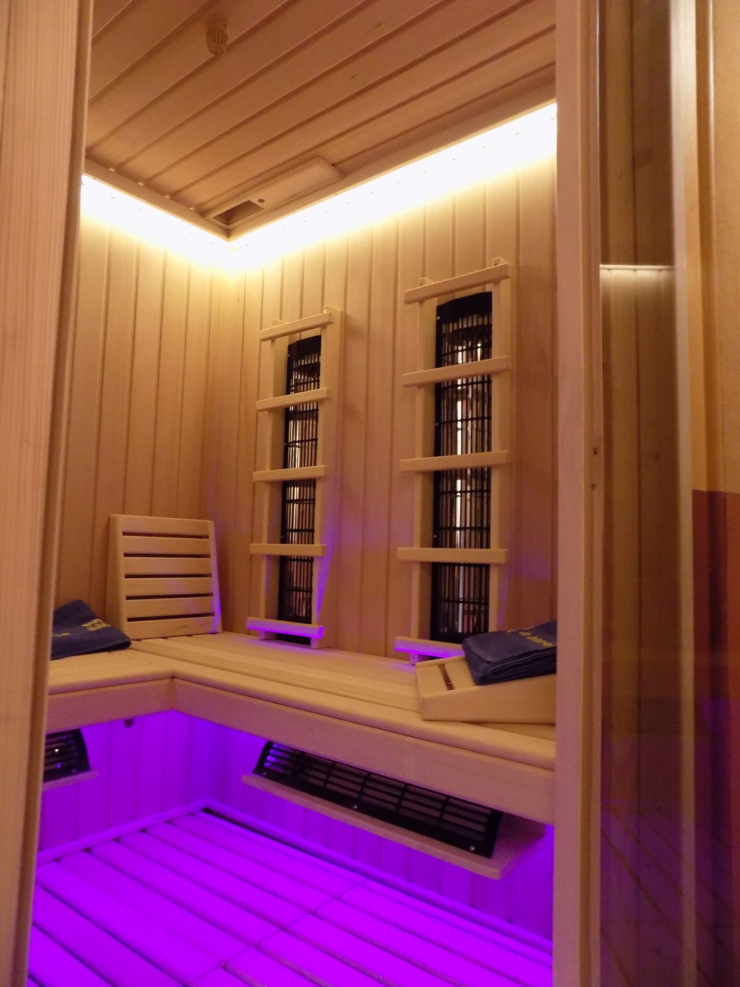 Vous êtes plutôt sauna traditionnel ou sauna infrarouge ? Suède Sauna — free download